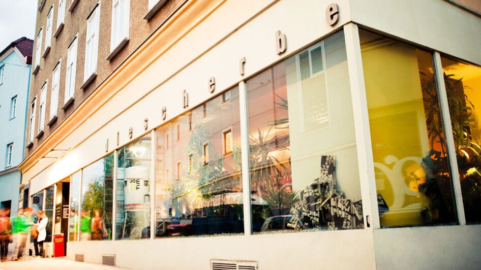 Modernes Restaurant in Graz mit großen Fenstern.