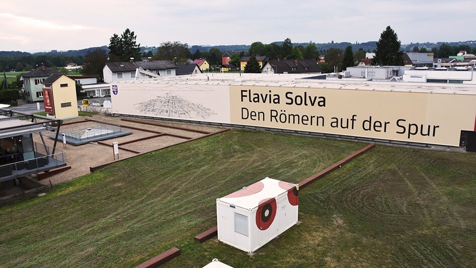 Eingangsbereich und Ausstellungspavillon der römischen Ausgrabungsstätte Flavia Solva bei Leibnitz.