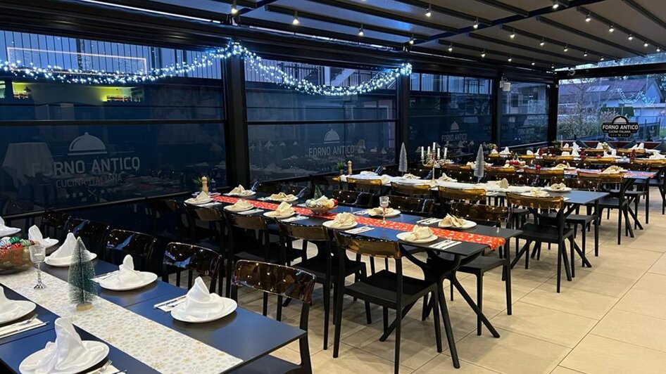 Gemütliches Restaurant mit gedeckten Tischen in Graz.