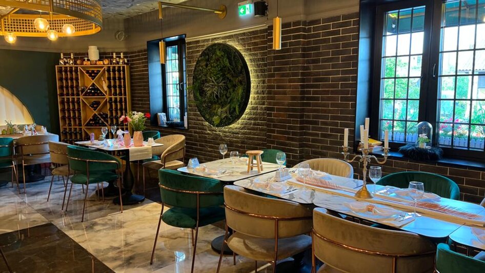 Elegantes Restaurant mit stilvoll gedeckten Tischen und moderner Einrichtung.