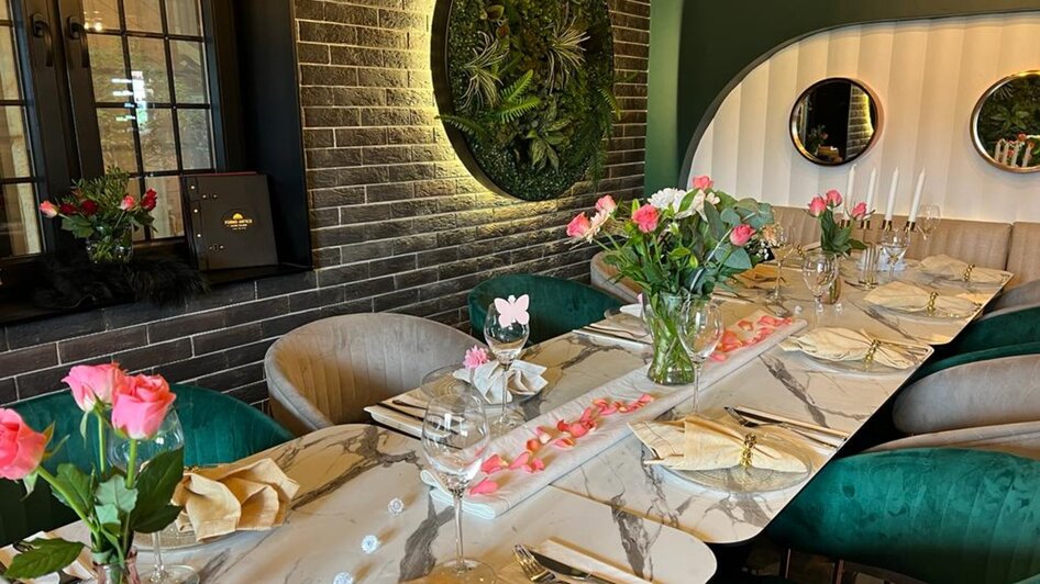 Elegant gedeckter Tisch mit Blumen in einem Restaurant.
