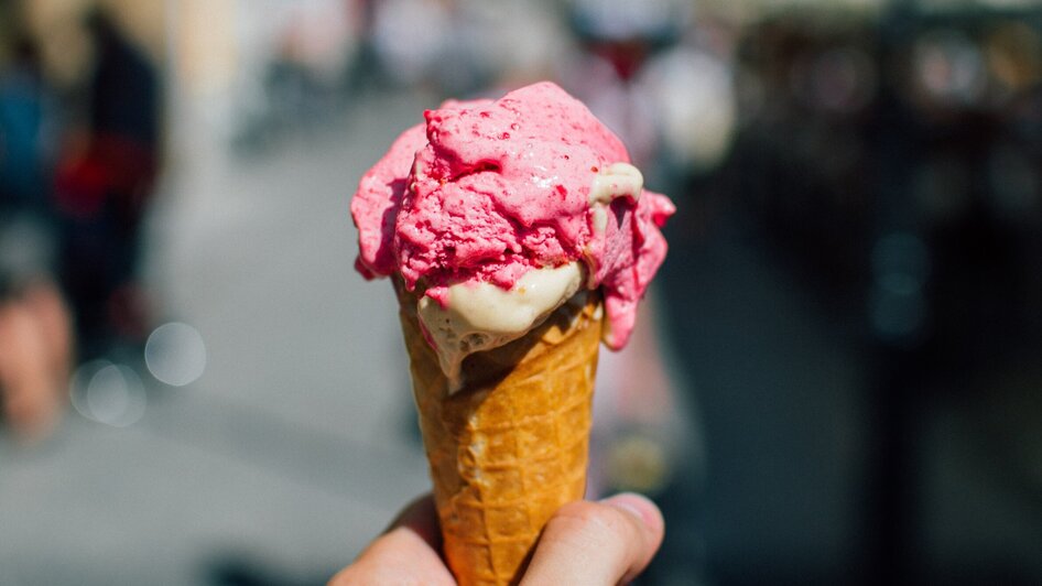 Frisch serviertes Erdbeereis auf Waffel in der Sonne. | © Pixabay