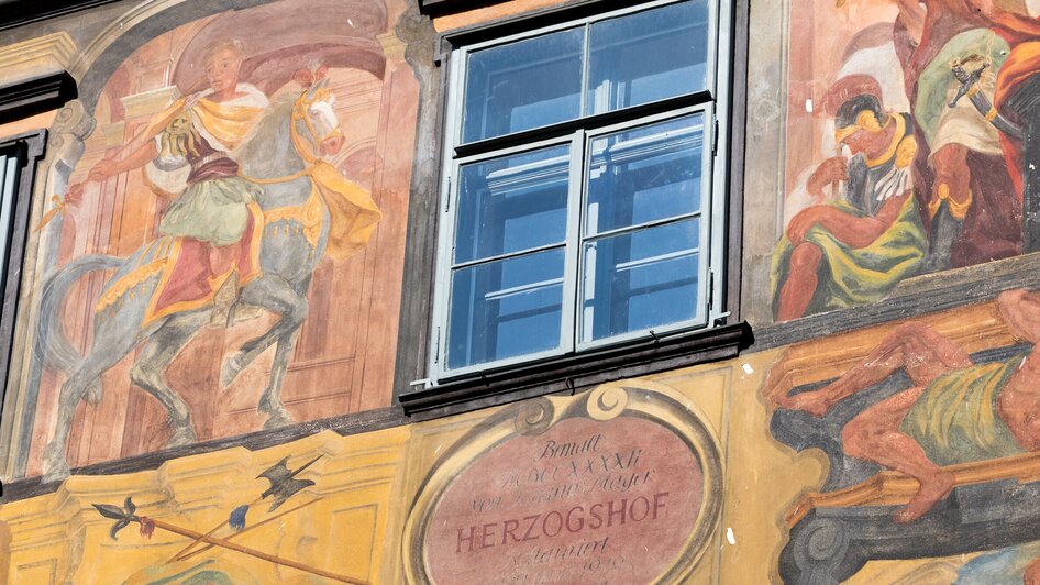 Detail des Gemalten Hauses in Graz mit bemalten Figuren und Fenster. | © Graz Tourismus - Harry Schiffer
