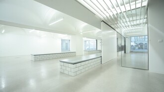 Helle, moderne Innenarchitektur mit einem offenen Raum und minimalistischen Elementen. | © J.J. Kucek
