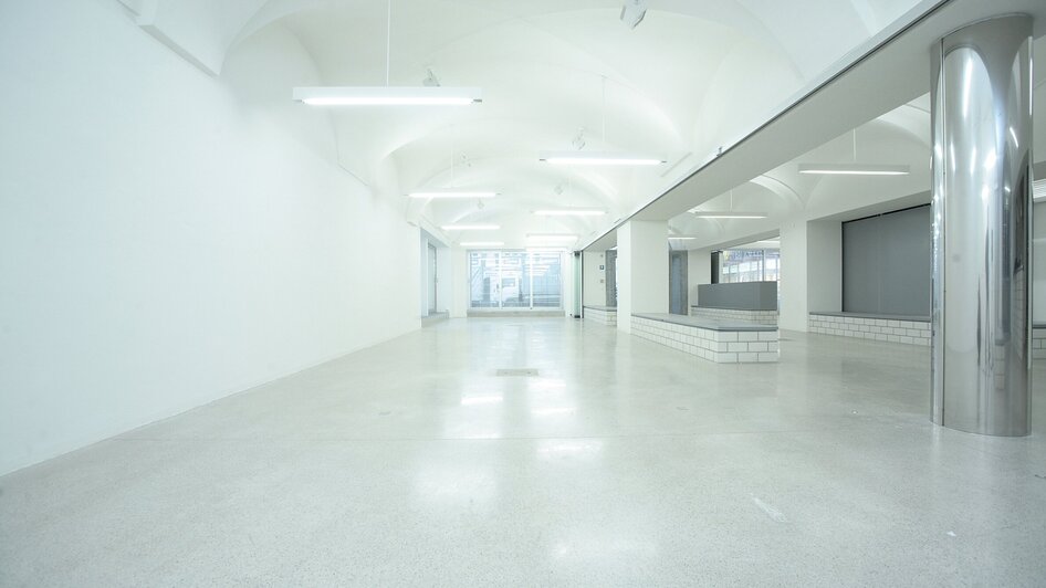 Weißer, moderner Raum mit minimalistischer Architektur. | © J.J. Kucek