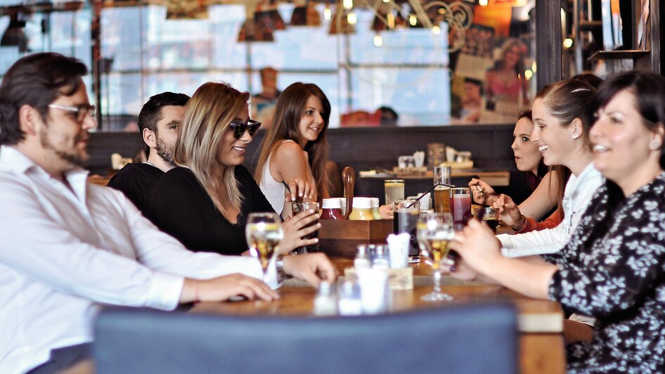 Eine Gruppe von Freunden genießt Getränke in einem Restaurant.