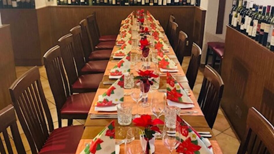 Gemütlich dekorierter Tisch für ein festliches Essen in Graz.