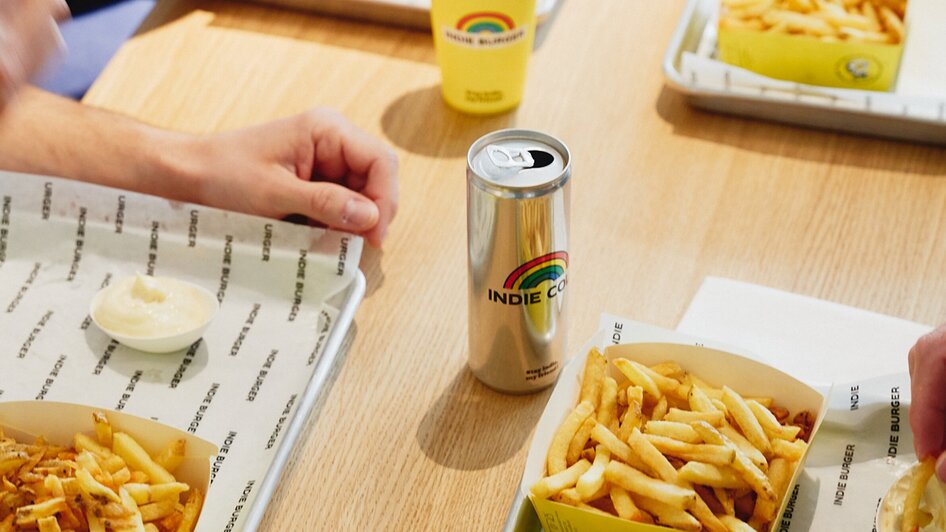 Tische mit Burgern und Pommes im Indie Burger Restaurant.