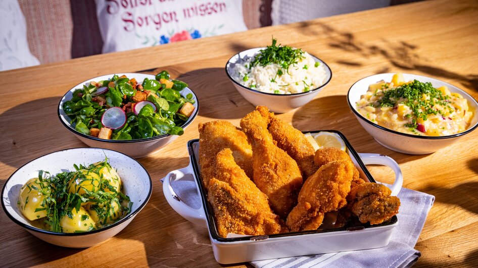 Knuspriges Backhendl mit Beilagen und frischen Salaten.