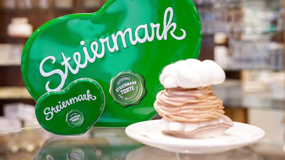 Herzförmige Steiermark-Dose mit süßem Gebäck in Graz.