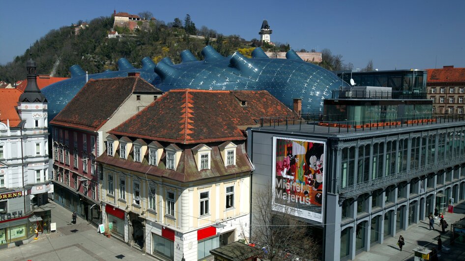 Blick auf das Kunsthaus Graz und den Grazer Uhrturm. | © Graz Tourismus - Harry Schiffer