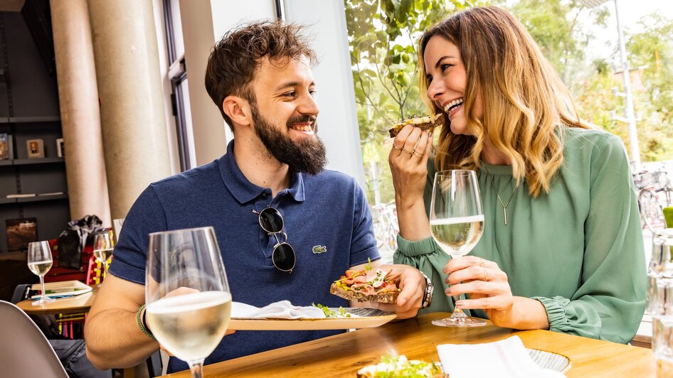 Paar genießt Essen und Trinken im Kunsthauscafé in Graz.
