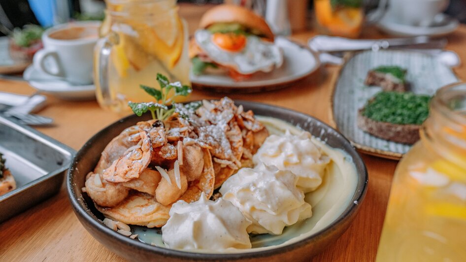 Leckeres Frühstück im Kunsthauscafé in Graz mit Pfannkuchen und Sahne.