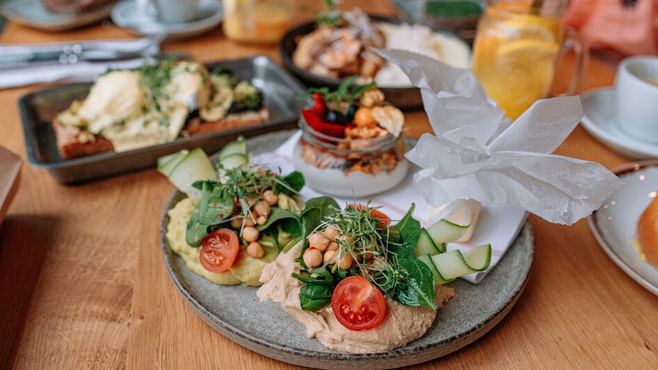 Leckeres Essen im Kunsthauscafé in Graz, mit Salat und Hummus.