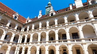 Der Landhaushof in Graz mit beeindruckender Architektur und einem blauen Himmel. | © Graz Tourismus - Harry Schiffer