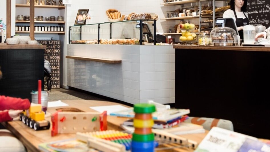 Gemütliches Café mit Spielbereich, Backwaren und frischen Snacks.