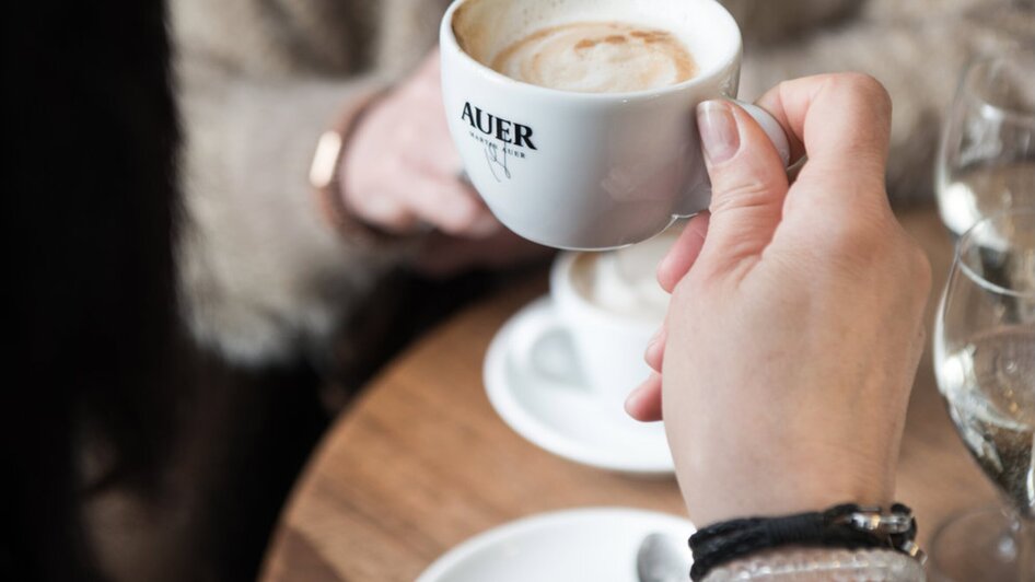Eine Tasse Kaffee wird in einem Café in Graz serviert.