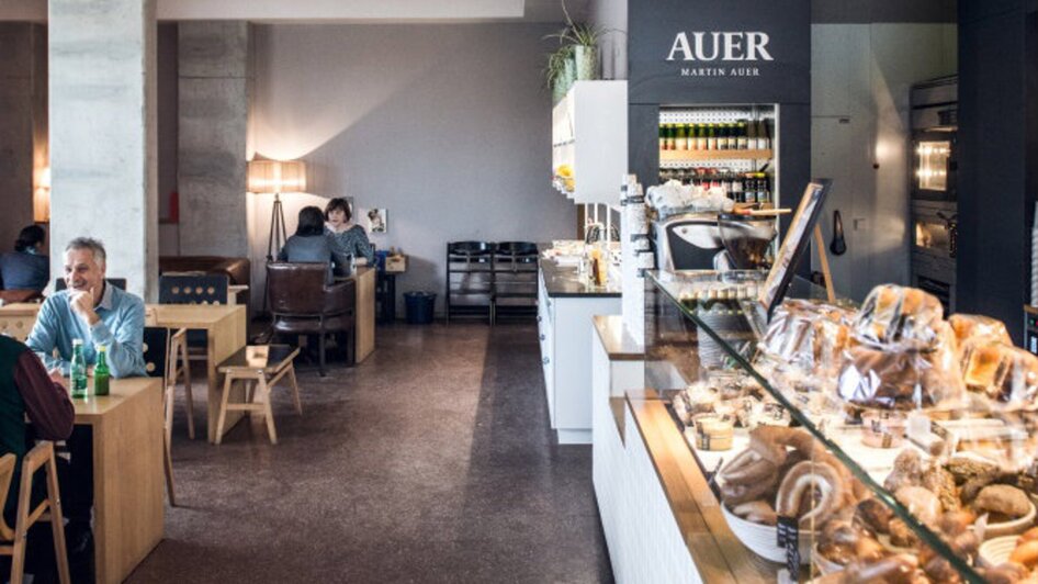 Gemütliches Café mit frischen Backwaren und Getränken.