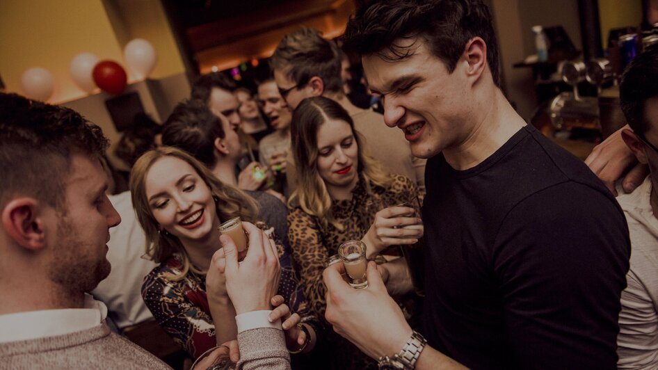 Junge Leute im Bar Moridal, Drinks genießen und feiern. | © Mordial
