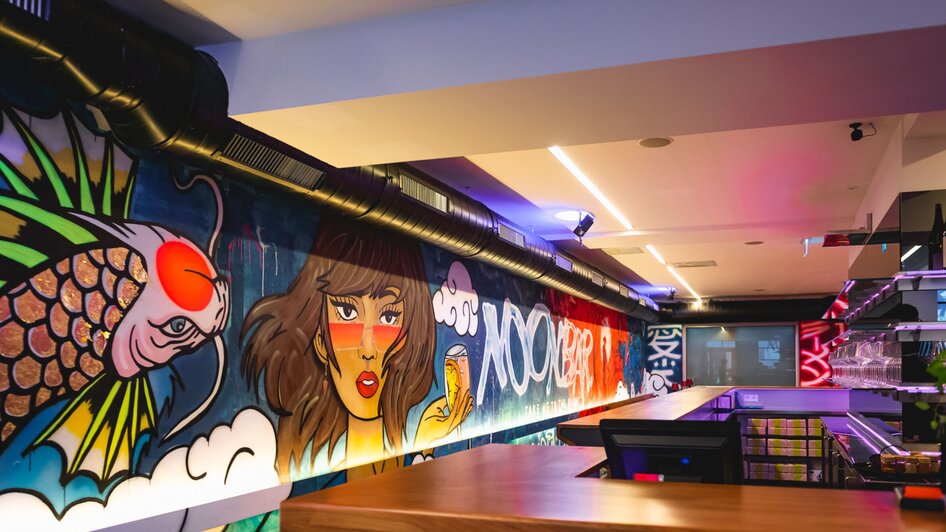 Moderne Bar mit Graffiti und stilvollem Design in Graz.