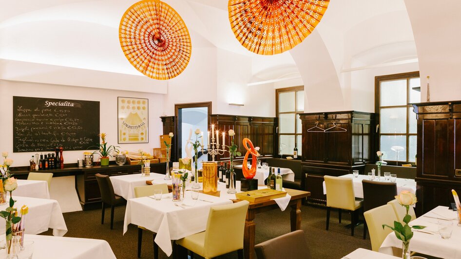 Elegantes Restaurant mit stilvollen Tischen und Lampen.