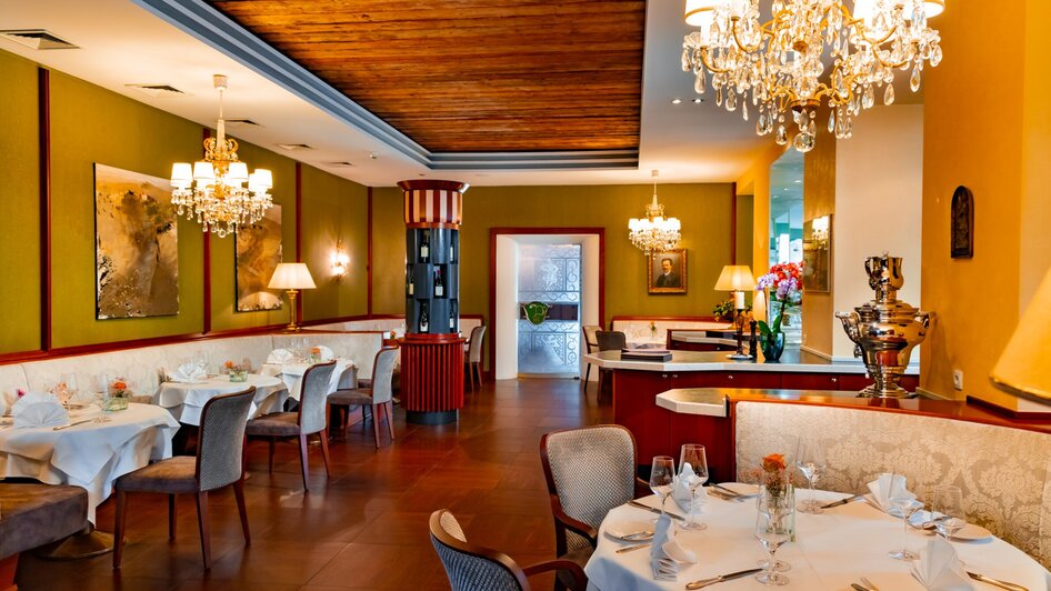 Elegantes Restaurant mit stilvollem Ambiente und hellen Kronleuchtern. | © Parkhotel