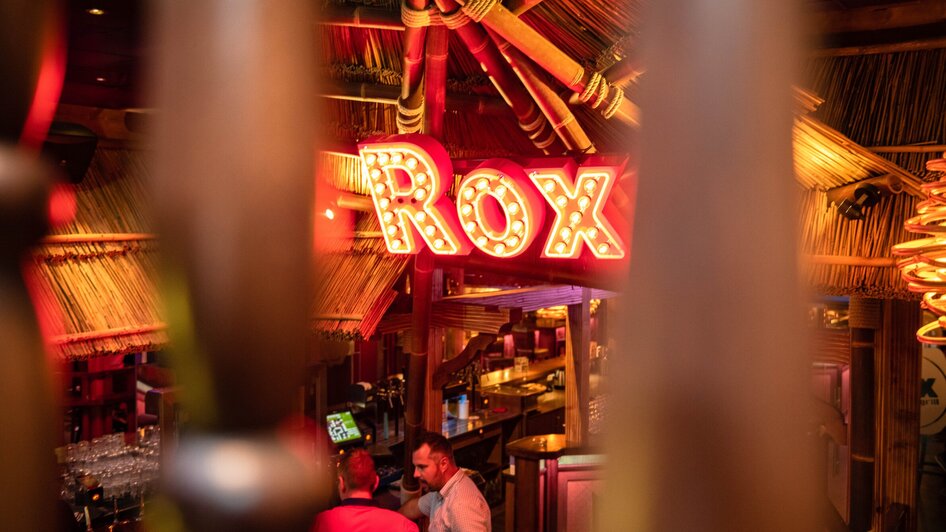 Beleuchtetes ROX-Schild in einer Bar in Graz.