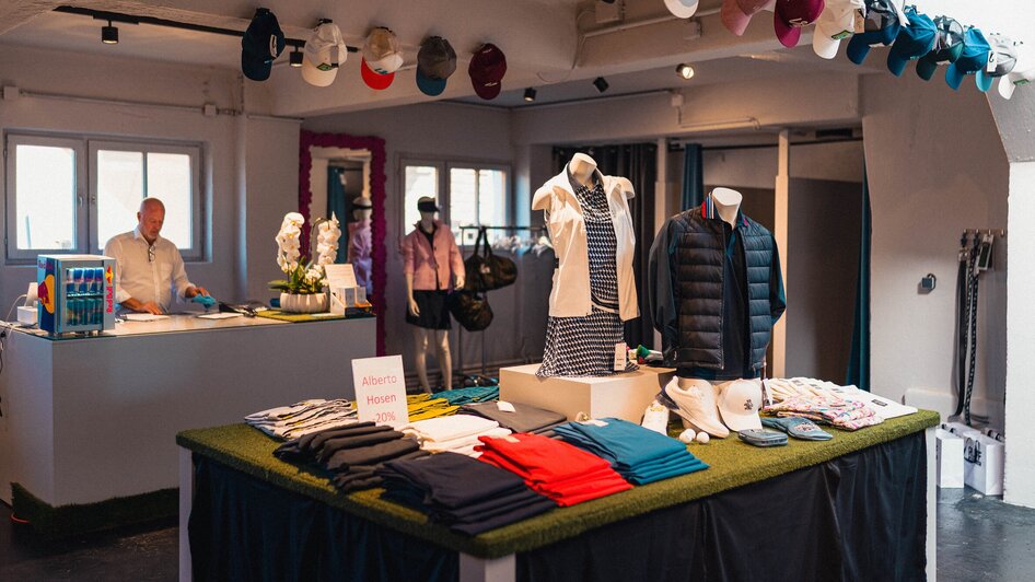 Modernes Geschäft für Golfausrüstung mit Kleidung und Accessoires. | © GEPA I RUFF Golf Graz