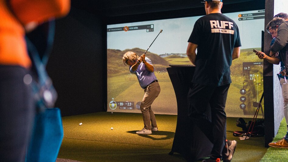 Person schlägt Golfball in einem Golf-Simulator. | © GEPA I RUFF Golf Graz