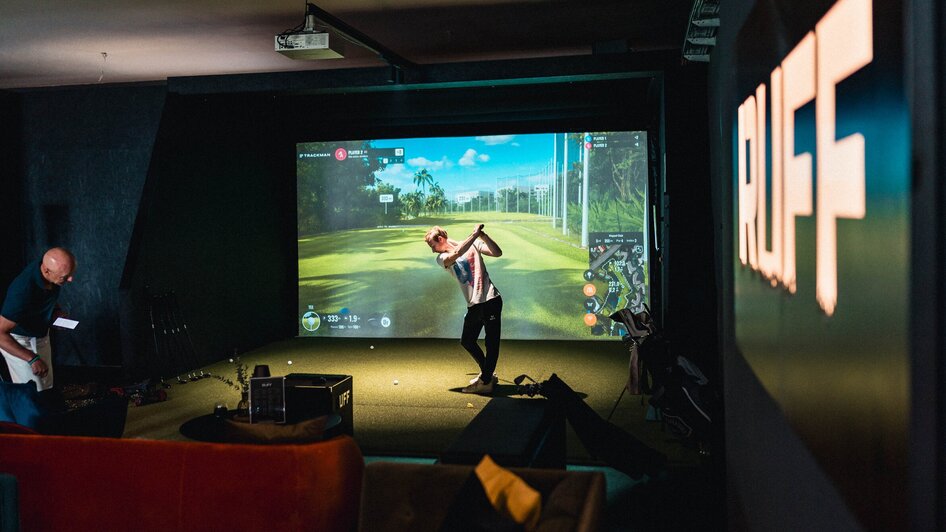 Eine Person spielt Golf in einer Indoor-Simulationsumgebung. | © GEPA I RUFF Golf Graz