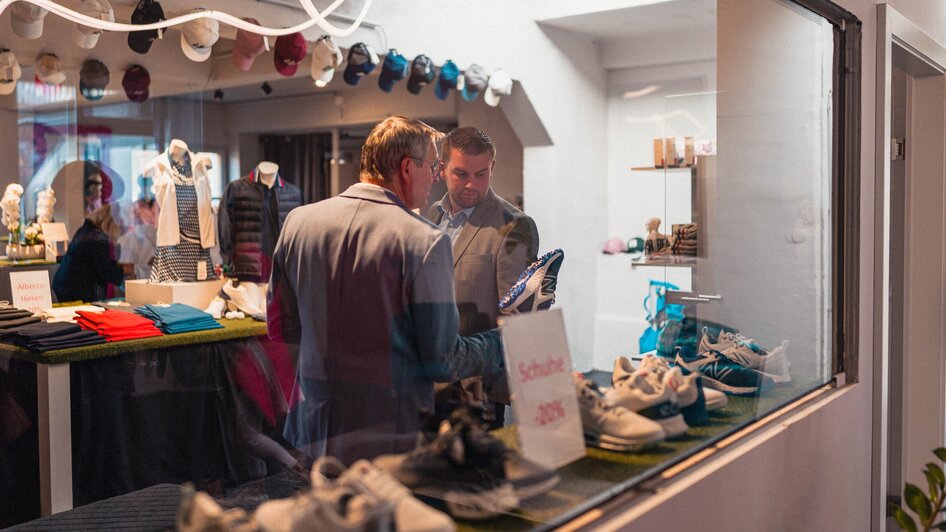 Zwei Männer schauen Schuhe in einem Golfgeschäft an. | © GEPA I RUFF Golf Graz
