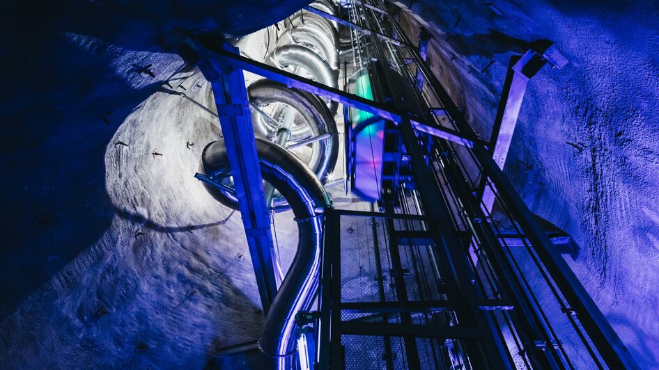 Blick auf die Schlossbergrutsche in Graz, mit bunten Lichtern.
