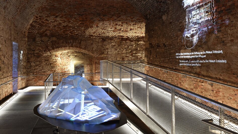 Moderne Installation in einer historischen Umgebung mit Projektionen.