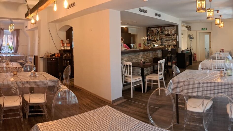 Gemütliches Restaurant mit modernen Möbeln und Tischen.