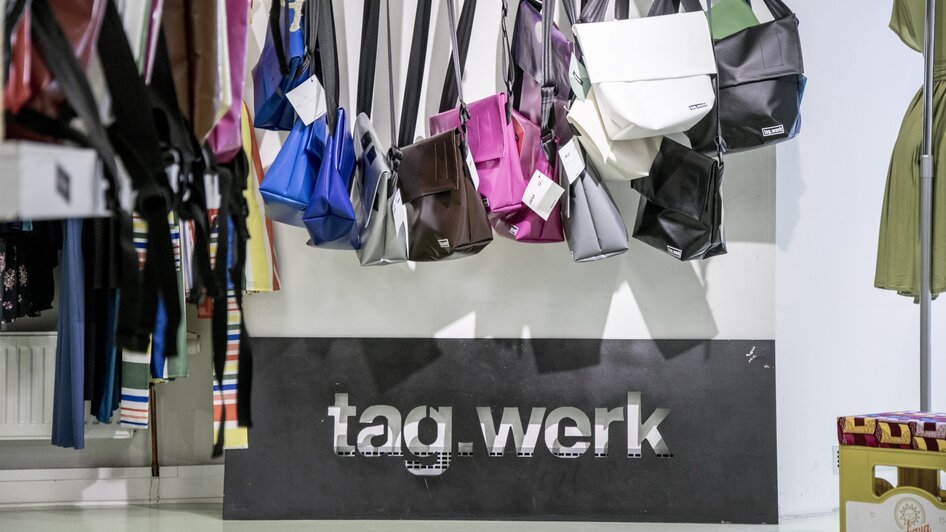 Auslage des Geschäfts Tag.werk in Graz mit Taschen im Schaufenster.