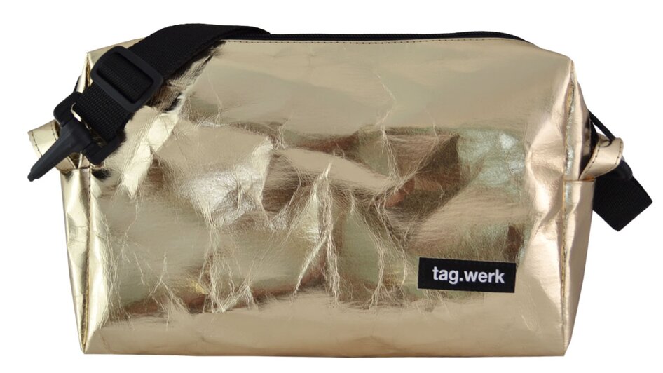 Kleine goldene Tasche von tag.werk, glänzende Oberfläche und verstellbarer Schultergurt.