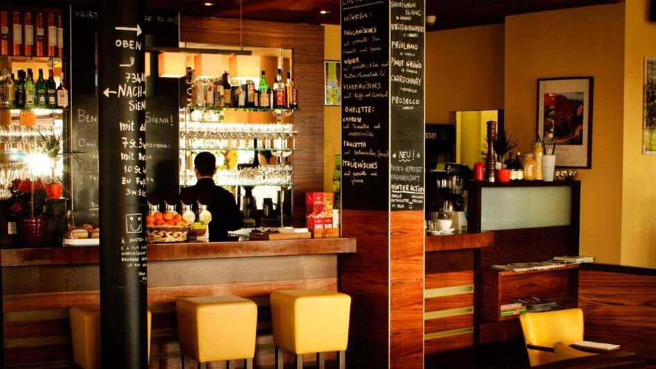 Einladende Bar mit Gläsern und einer Vielzahl von Getränken.
