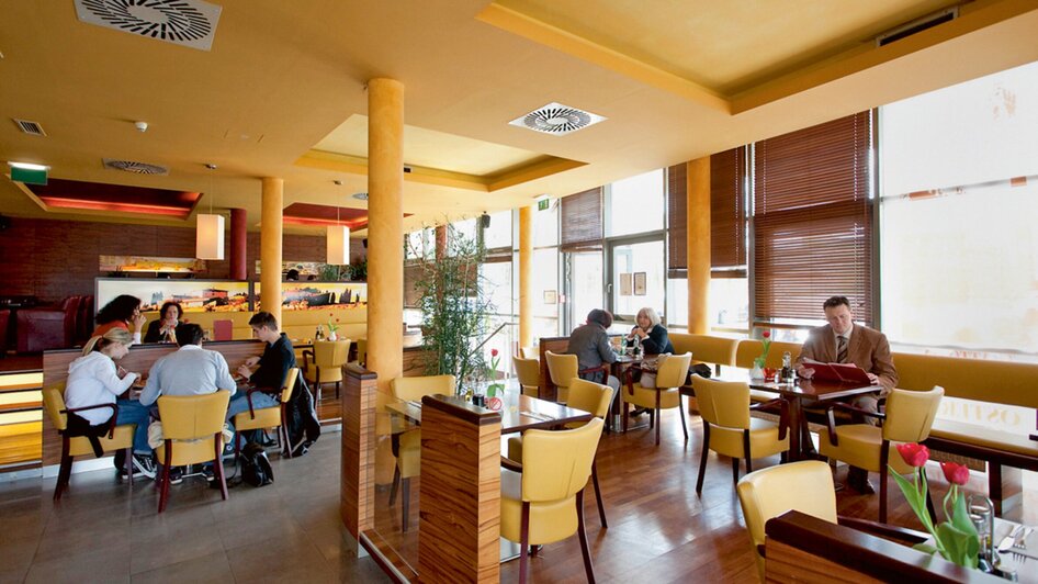 Gemütliches Restaurant mit modernen Möbeln und gutem Essen.