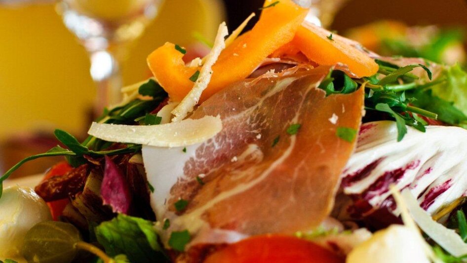 Salat mit Schinken, Gemüse und Dressing in der Trattoria Siena.