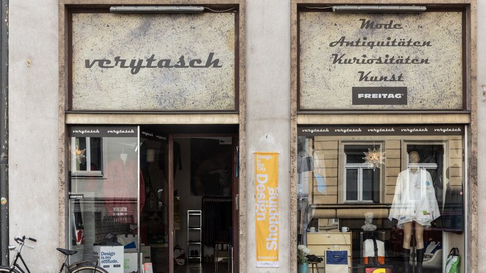 Eingang zum verytasch Concept Store in Graz mit antiken und modernen Artikeln.