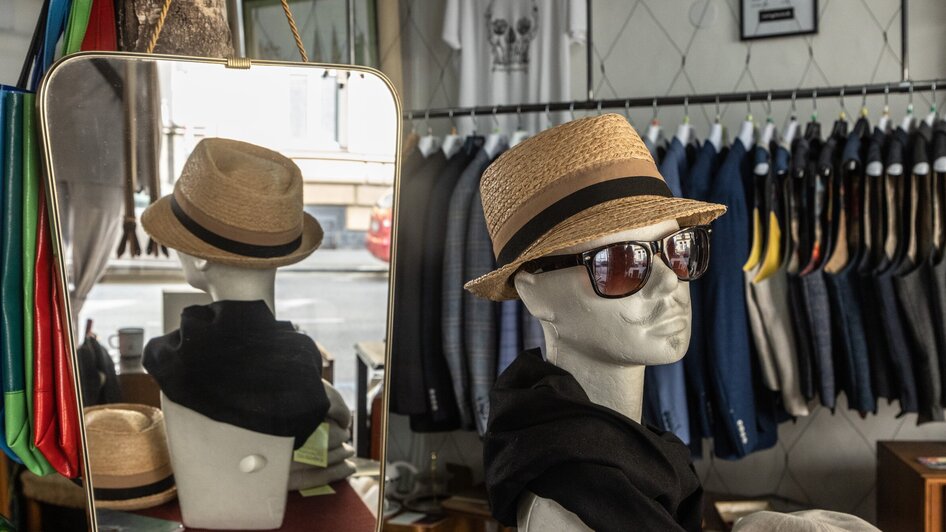 Schaufenster im verytasch Concept Store mit Hut und Brille.