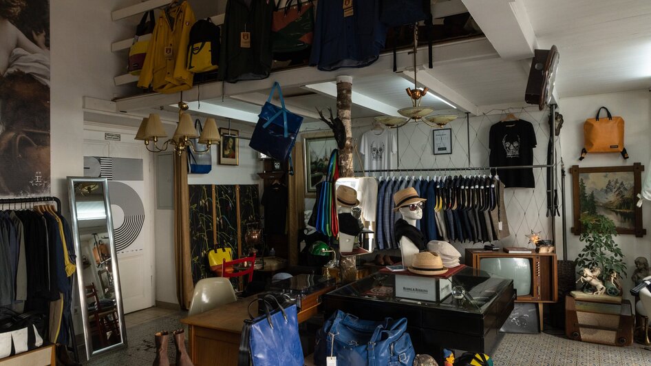 Einblick in den verytasch Concept Store mit Kleidung und Accessoires.