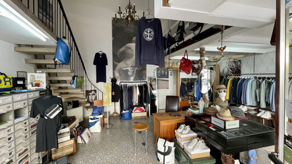 Einblick in den verytasch Concept Store in Graz mit Mode, Möbeln und stilvollem Interieur.