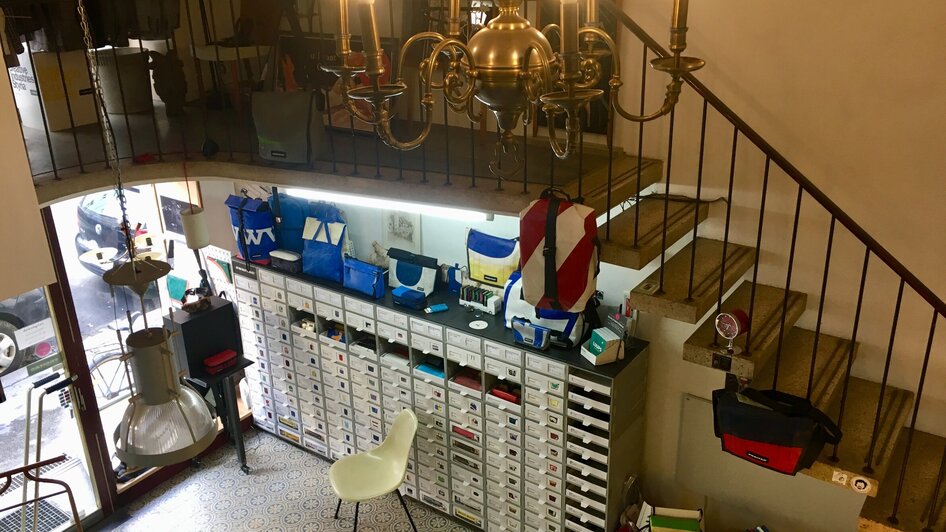 Einblick in den verytasch Concept Store mit Regalen und Taschen. Elegante Einrichtung mit schöner Beleuchtung.