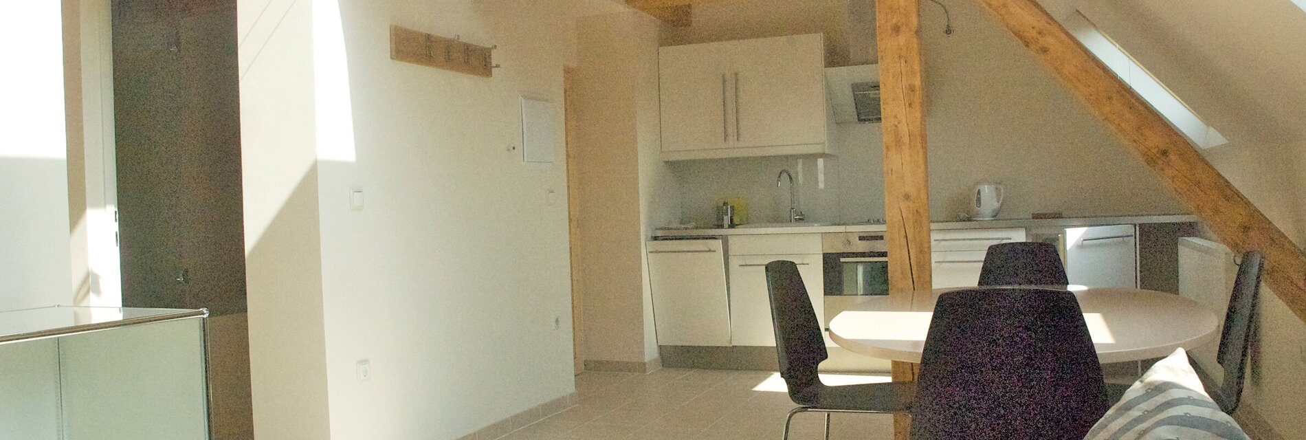 Helle Wohnung mit modernem Interieur, Holzbalken und offener Küche.