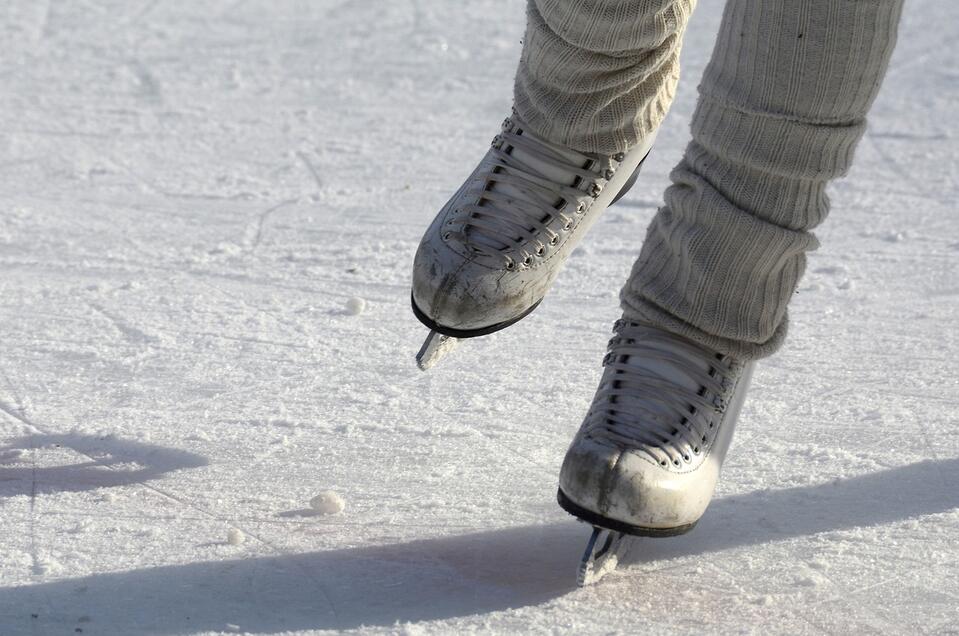 Ice skating and curling at the "Seestüberl" - Impression #1