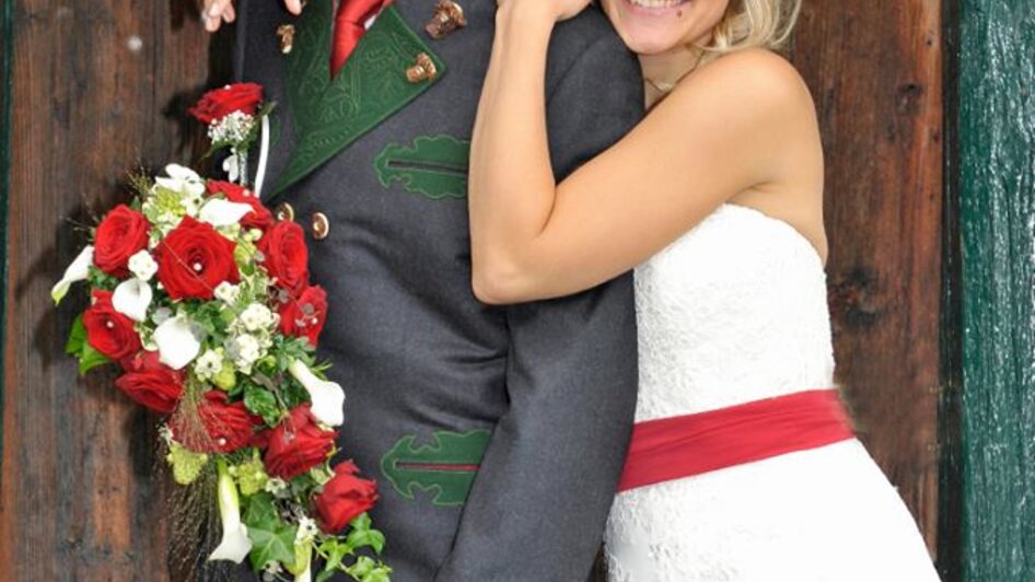 Paar in Hochzeitstracht | © Sportmoden Schrempf