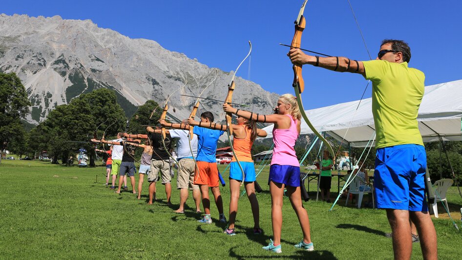 Gruppe am Bogenschießen am Rittisberg