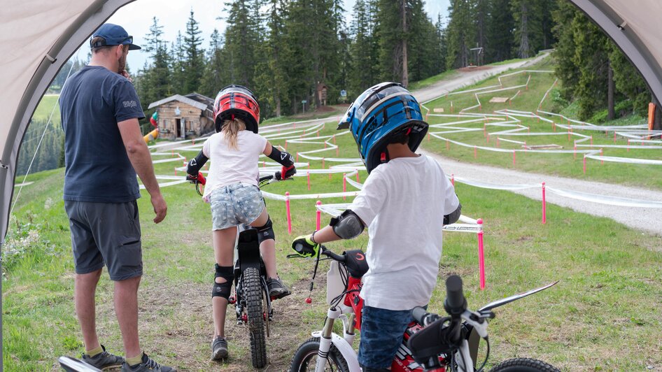 Auf der E-Trail-Strecke  gibt es Strecken in verschiedenen Schwierigkeitsstufen | © Trialstars - Andreas Pilz