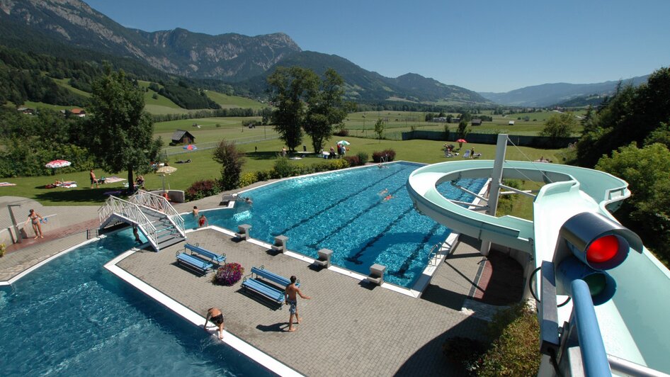 Erlebnisfreibad Haus mit Rutsche